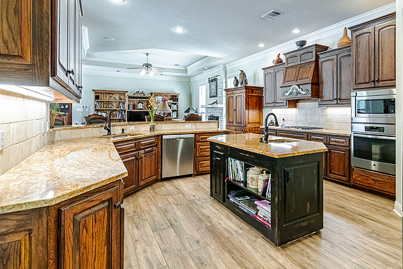 635RiverWay-221008-1251-5606
