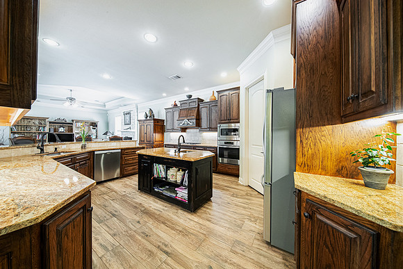 635RiverWay-221008-1252-5612