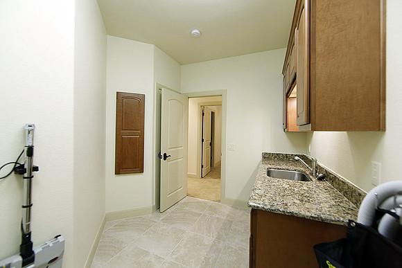 UpstairsLaundryRoom-9458