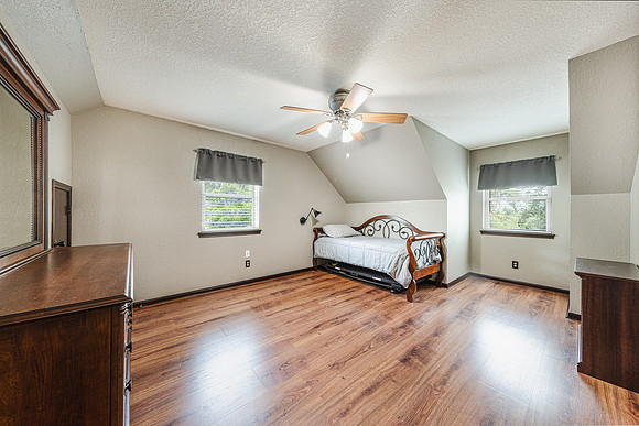 832DemiJohnBend78133-250816-1204-22376-Edit